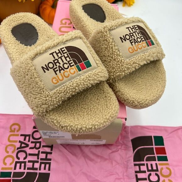 Men’s Gucci, X north face fleece sandals, size 9 made in Italy - Picture 2 of 8